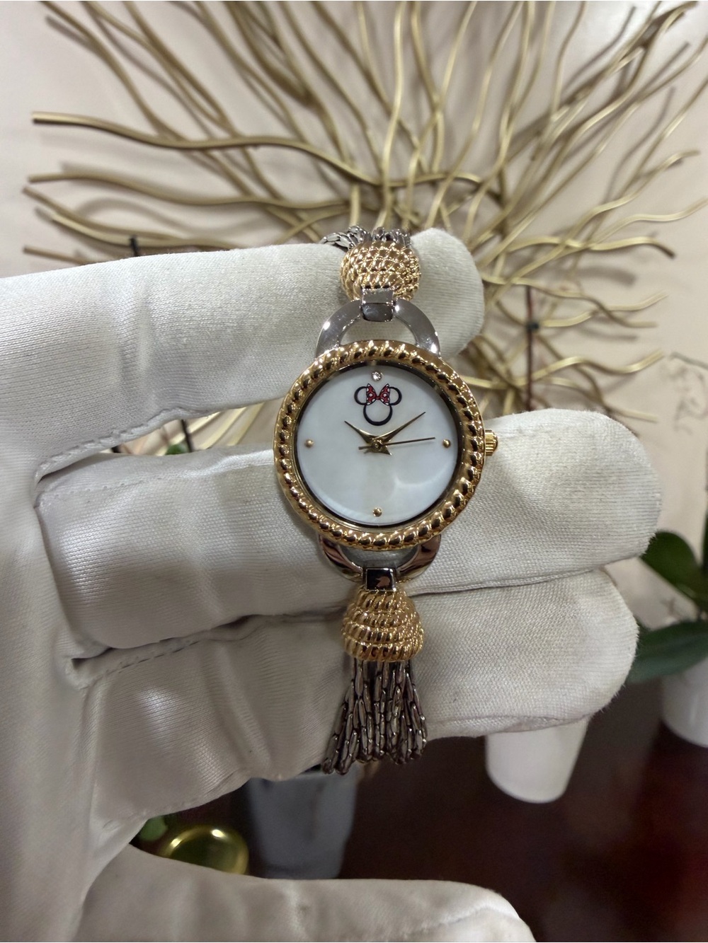 Disney Parks Minnie Mouse Watch Mother of Pearl Two Tone Tassel Bracelet 85/8639